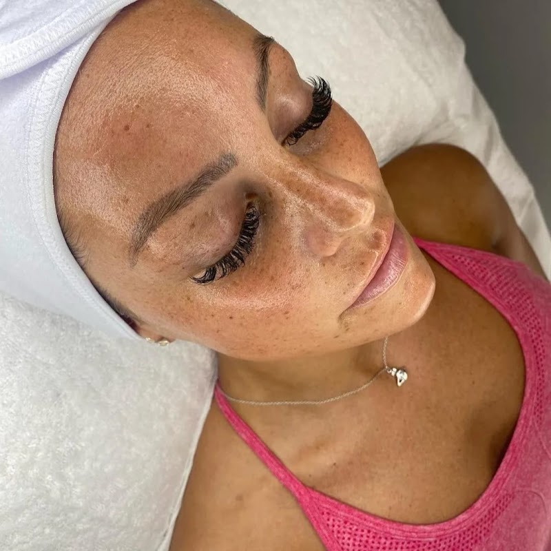 Medik8 UNIVERSAL AHA Brightening Peel